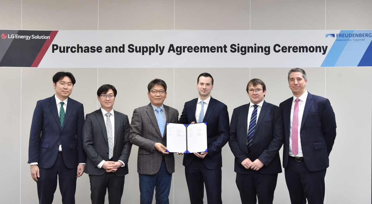 From left: LG Energy Solution executives Park In-jae, director at Operations Team Supervisors; Oh Yu-sung, head of the marketing department; and Kim Dong-myeong, president of the vehicle battery department; and Freudenberg E-Power Systems executives Chief Creative Officer Nils Martens, Chief Technical Officer Dr. Jan Kuiken and Senior Vice President Marco Peisik pose after signing a supply agreement at the LG Energy Solution headquarters at Yeouido, Seoul in mid-January. (LG Energy Solution)
