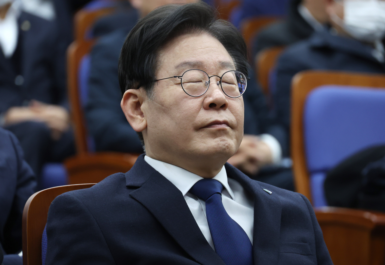 이재명 더불어민주당 대표가 2일 오후 국회에서 열린 의원총회에서 눈을 감은 채 박홍근 원내대표의 발언을 경청하고 있다. [연합]