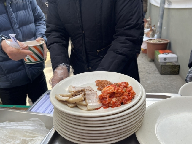 2일 오후 대구 북구 대현동 이슬람 사원 공사장 앞에서 사원 건립을 반대하는 주민들이 돼지고기 수육을 나눠 먹는 행사를 열고 있다. [연합]