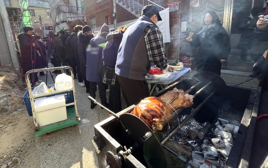 지난해 12월 15일 대구 북구 대현동 이슬람 사원 공사장 앞에서 '대현동 이슬람사원 건립 반대 비대위'가 통돼지 바비큐 행사를 열고 있다. [연합]