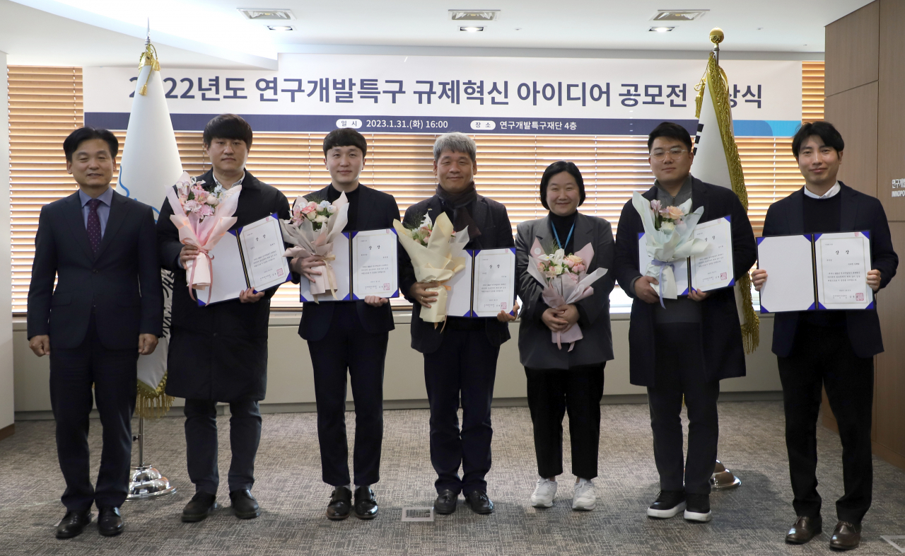 연구개발특구 규제혁신 아이디어 공모전 시상식에서 수상자들이 기념촬영을 하고 있다.[연구개발특구진흥재단 제공]