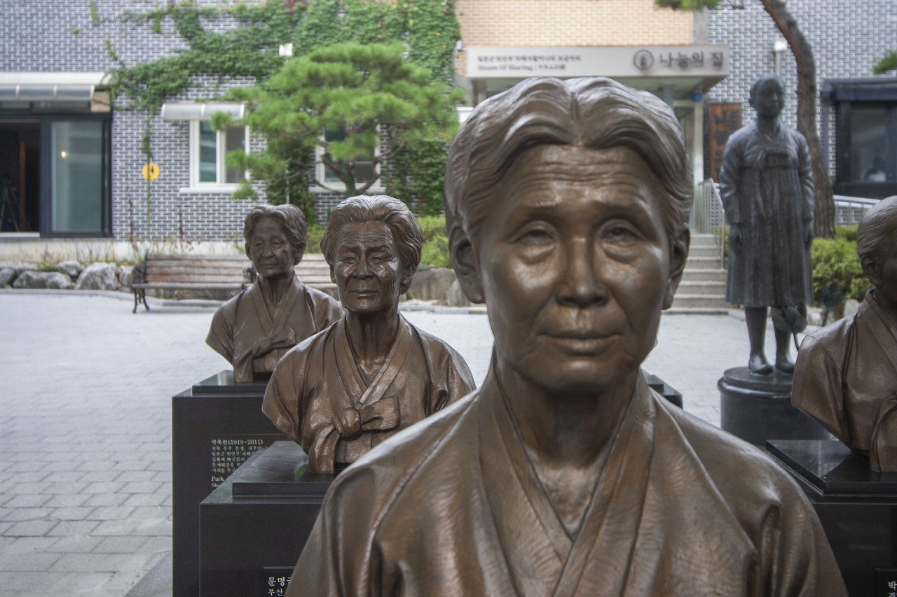 일본군위안부역사관 앞 소녀상. [게티이미지 제공]