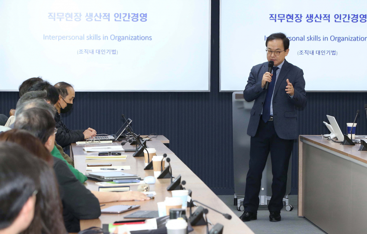 김승호 인사혁신처장이 2일 서울 관악구 서울대학교 행정대학원에서 디지털플랫폼 정부혁신 교육과정 교육생을 대상으로 ‘대인관계기법’ 특강을 하고 있다. [연합]