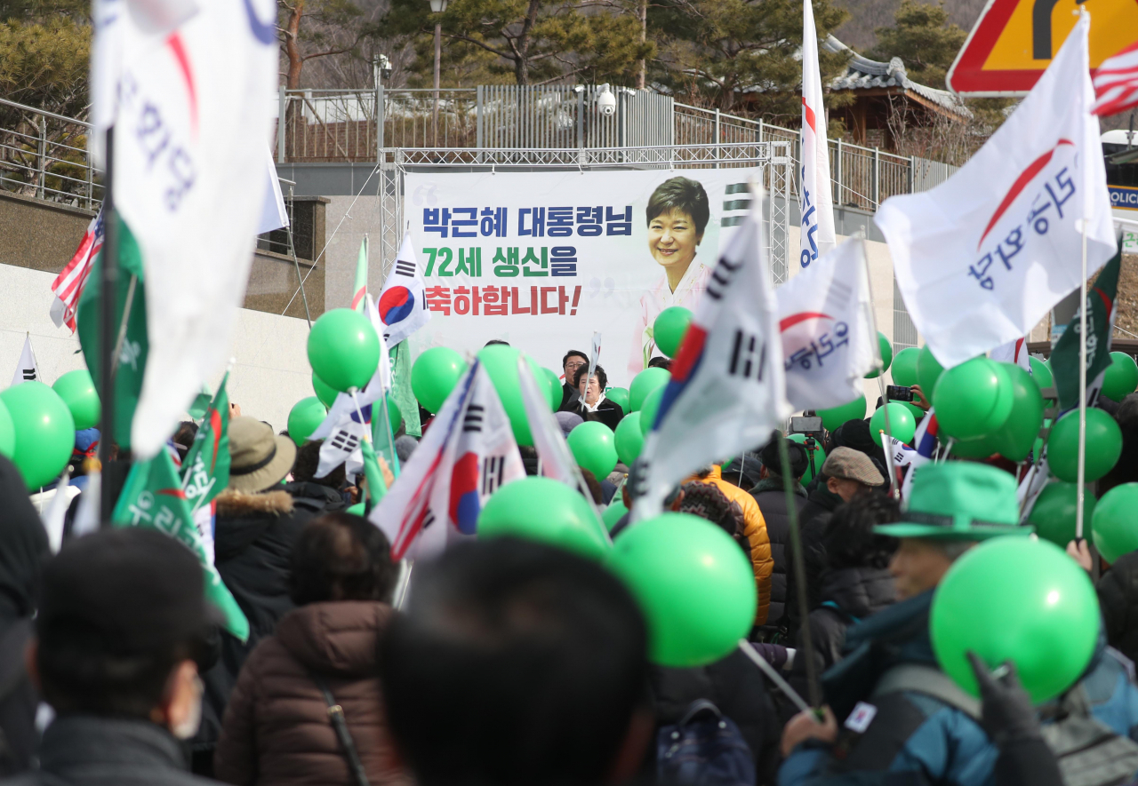 박근혜 전 대통령의 생일인 2일 대구 달성군 유가읍 박 전 대통령 사저 앞에 지지자들이 몰려와 생일 축하 행사를 하고 있다. [연합]