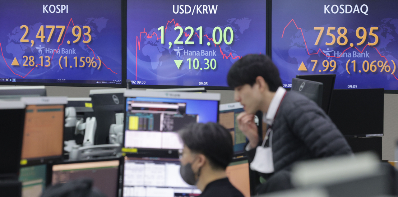 서울 명동 하나은행 딜링룸에서 직원들이 업무를 보고 있다. 연합뉴스