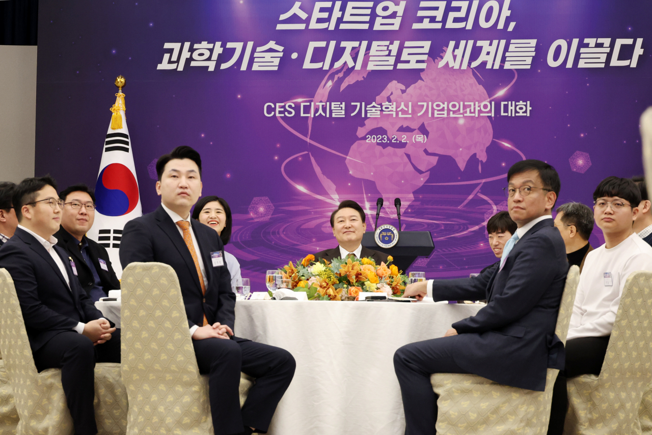 윤석열 대통령이 2일 서울 용산 대통령실 청사에서 열린 국제전자제품박람회(CES) 디지털 기술혁신 기업인과의 오찬 간담회에 참석, 영상물을 시청하며 미소짓고 있다. [연합]