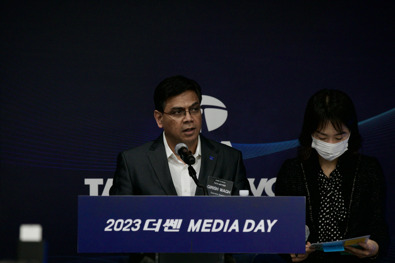 기리시 와그 타타모터스 회장이 2일 전북 군산 타타대우상용차 본사에서 열린 ‘2023 더 쎈 비전’ 공개 행사에서 인사말을 하고 있다. [타타대우상용차 제공]