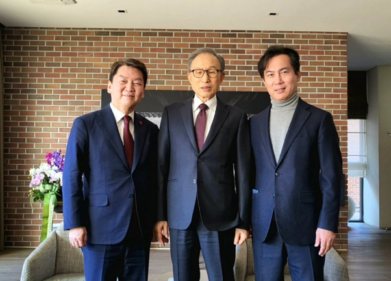국민의힘 당권 주자인 안철수 의원이 지난달 20일 오후 서울 강남구 이명박 전 대통령 사저를 찾아 이 전 대통령과 포즈를 취하고 있다. 왼쪽부터 안 의원, 이 전 대통령, 안 의원 경선캠프 선대위원장인 김영우 전 의원.[연합]