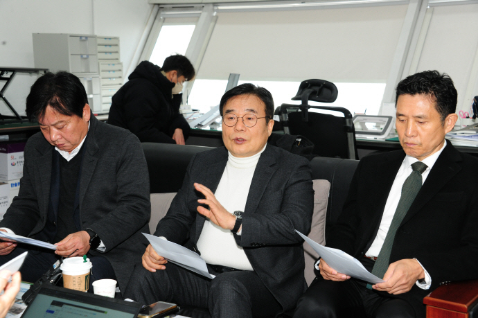 이병훈(가운데)민주당 광주시당위원장이 2일 여론조사결과를 발표하고 있다.[민주당 제공]