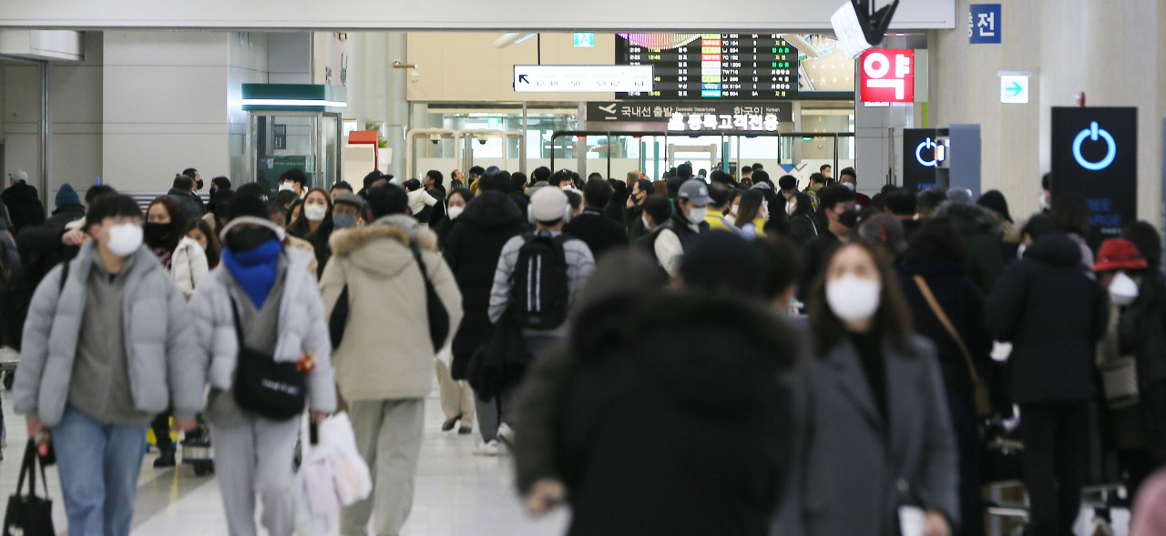 지닌달 27일 오후 제주국제공항에서 기상이 나빠지기 전에 제주를 떠나려는 관광객, 제주도민 등이 몰리며 3층 출발장에 혼잡이 빚어지고 있다. 연합뉴스