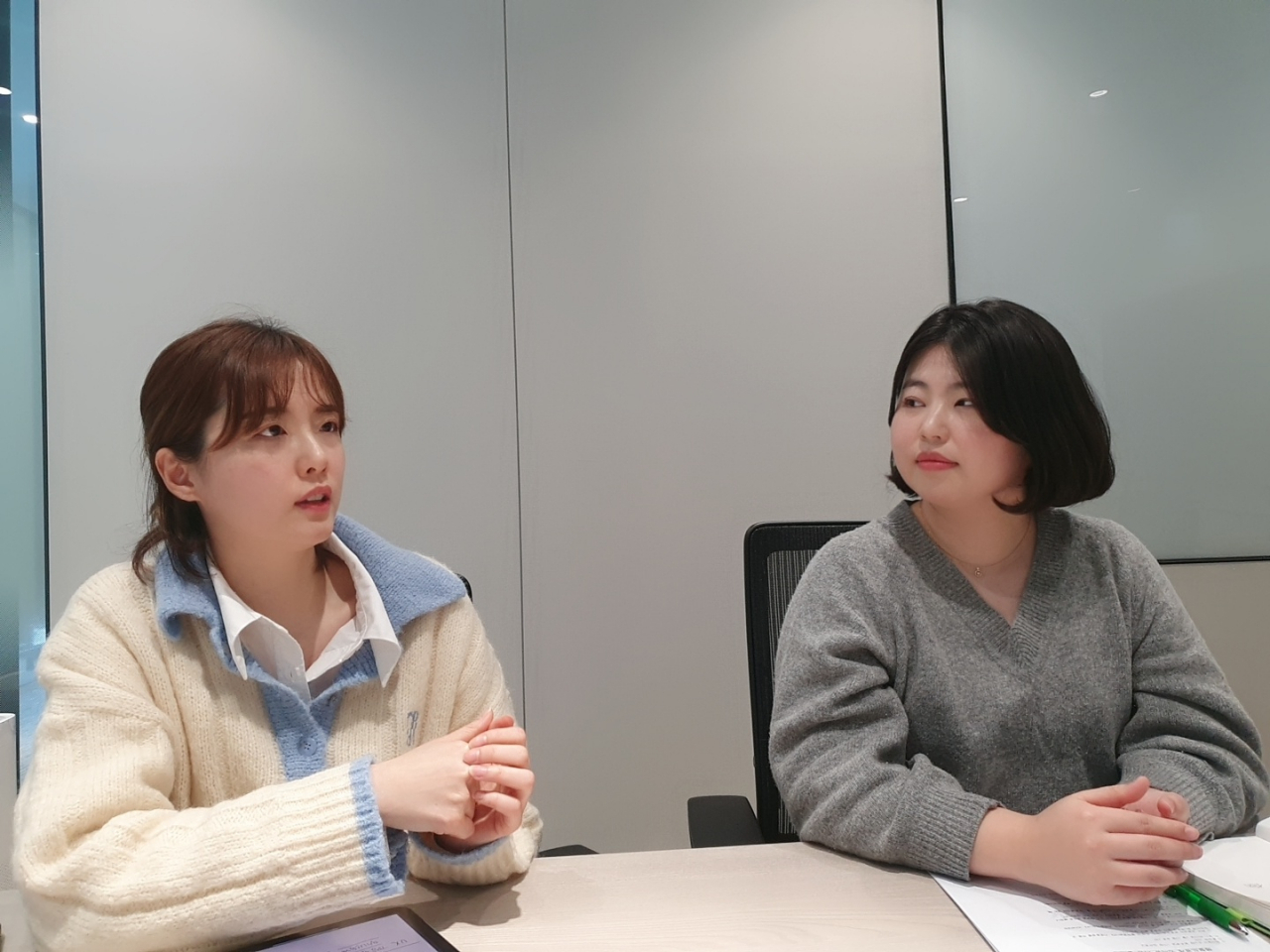 케이뱅크에서 기분통장을 직접 기획한 UX팀 김선경(왼쪽)씨와 수신팀 현주경씨가 헤럴드경제와 인터뷰를 진행하고 있다.[케이뱅크 제공]