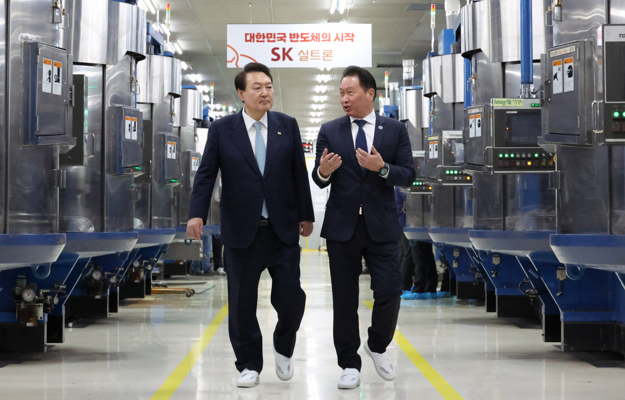 윤석열(왼쪽) 대통령이 지난 1일 경상북도 구미시 SK 실트론을 방문해 최태원 SK그룹 회장과 실리콘 웨이퍼 생산시설을 둘러보는 모습 [연합]