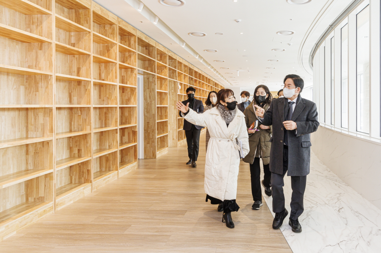 마포대로 8 호텔나루 1층에 ‘스터디카페형 학습공간 및 메타버스 영상전자도서관’을 둘러보고 있는 박강수 마포구청장. [마포구 제공]
