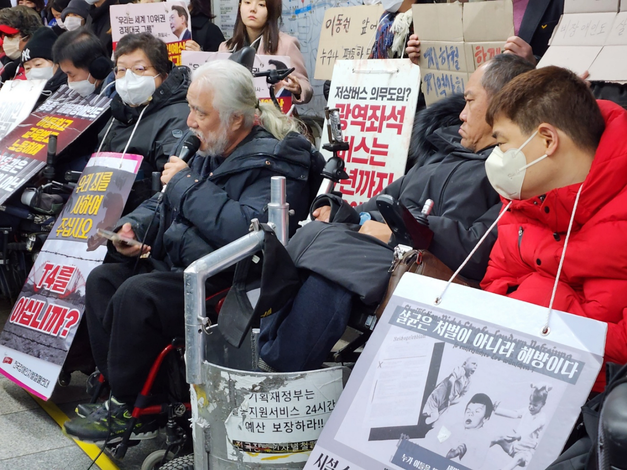 박경석 전국장애인차별철폐연대 대표가 3일 서울 4호선 혜화역에서 기자회견을 열고 있다. 박혜원 기자