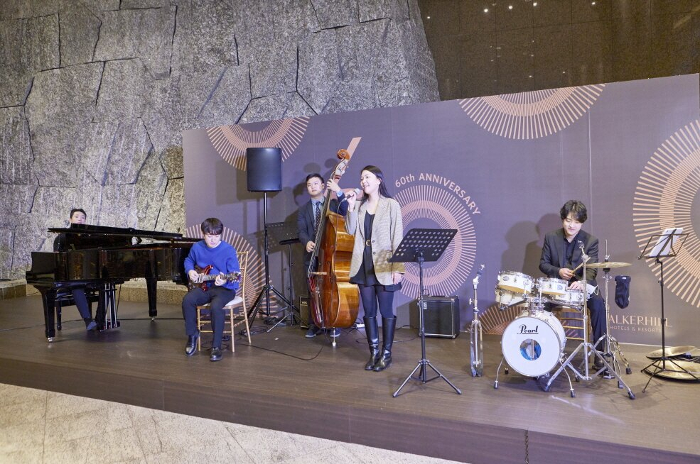 창립 60주년을 맞아 공연장이 되는 워커힐 로비