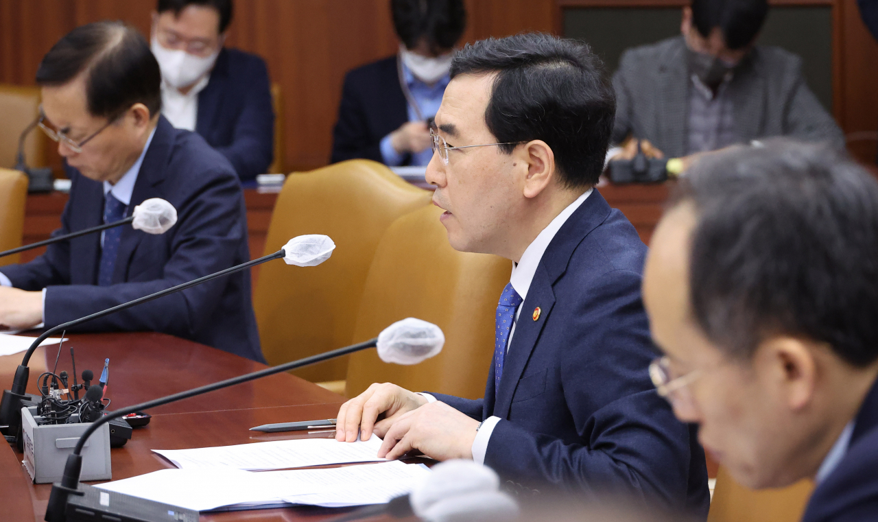 이창양 산업통상자원부 장관(가운데)이 3일 오전 정부서울청사에서 열린 비상경제장관회의에 참석해 발언하고 있다. [연합]