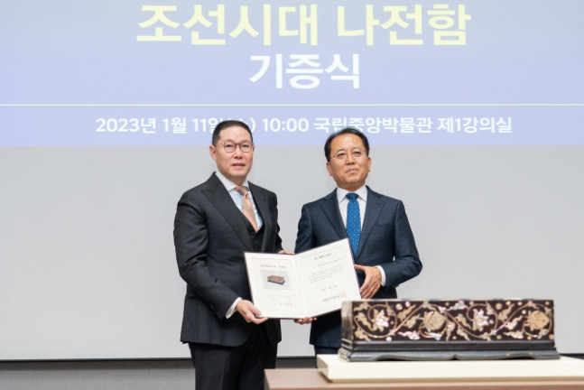 조현상(사진 왼쪽) 효성그룹 부회장(YFM 위원장)과 윤성용 국립중앙박물관장이 지난달 11일 오전 서울 용산구 국립중앙박물관에서 열린 젊은친구들(YFM) 조선시대 나전함 기증식에서 기념 촬영하고 있다. [효성그룹 제공]