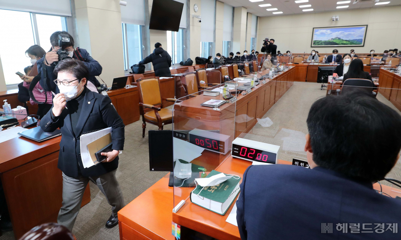 지난해 11월30일 국회에서 열린 환경노동위원회 고용노동법안 심사소위원회에서 더불어민주당 등 야당이 노란봉투법을 상정하자 임이자 국민의힘 의원이 이에 항의하며 회의장을 나서고 있다. 이상섭 기자