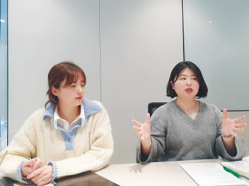케이뱅크에서 기분통장을 직접 기획한 UX팀 김선경(왼쪽)씨와 수신팀 현주경씨가 헤럴드경제와 인터뷰를 하고 있다. [케이뱅크 제공]