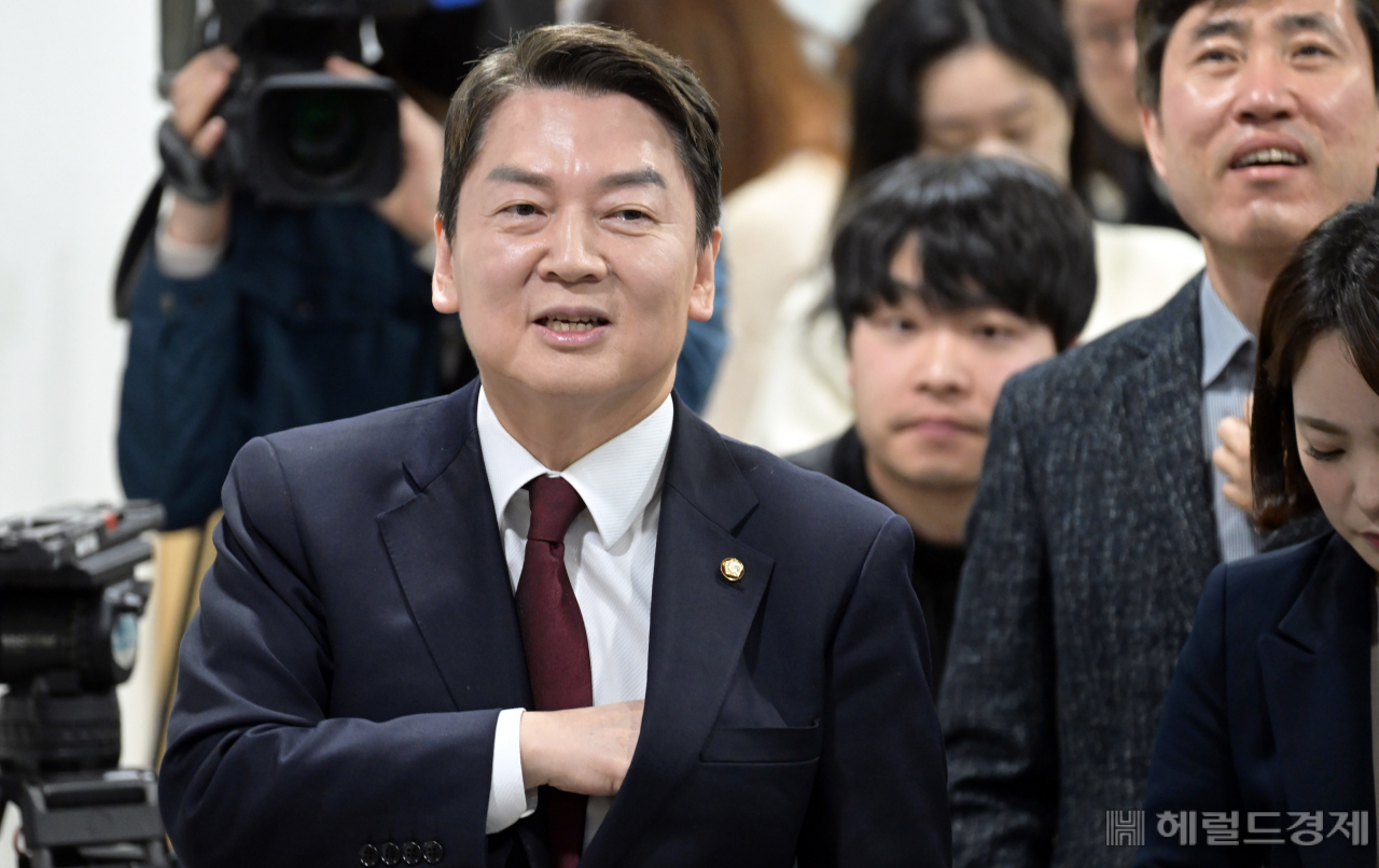 국민의힘 안철수 당대표 후보가 3일 서울 여의도 국회 소통관에서 긴급기자회견을 하기 위해 입장하고 있다. 이상섭 기자