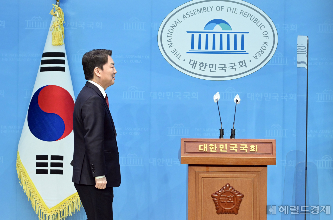 국민의힘 안철수 당대표 후보가 3일 서울 여의도 국회 소통관에서 긴급기자회견을 하기 위해 입장하고 있다. 이상섭 기자