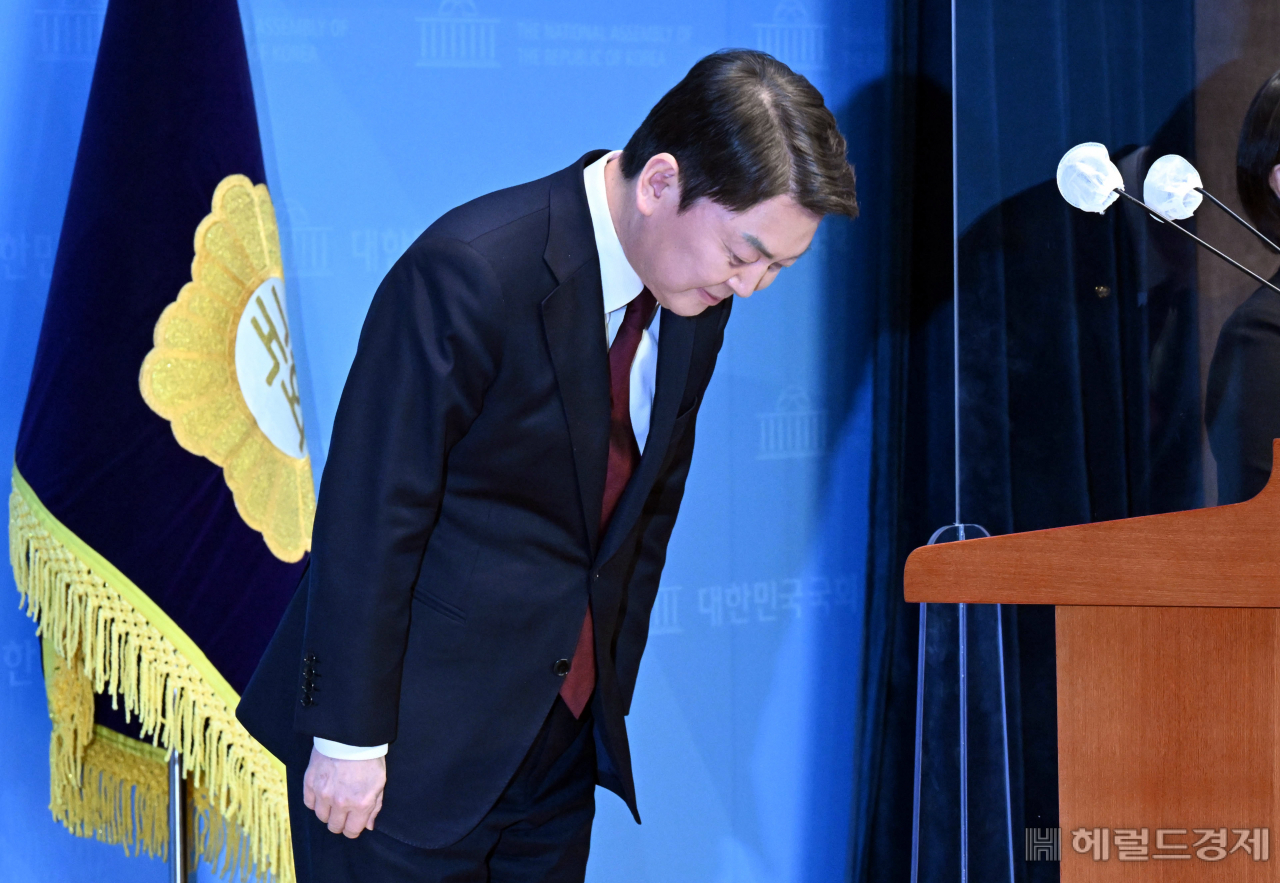 국민의힘 안철수 당대표 후보가 3일 서울 여의도 국회 소통관에서 긴급기자회견을 하기 전 인사를 하고 있다. 이상섭 기자