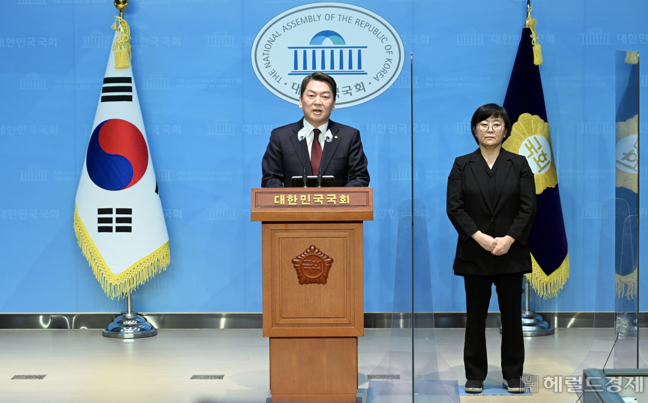 국민의힘 안철수 당대표 후보가 3일 서울 여의도 국회 소통관에서 긴급기자회견을 열고 "윤심 팔이를 중단하라"고 주장하고 있다. 이상섭 기자