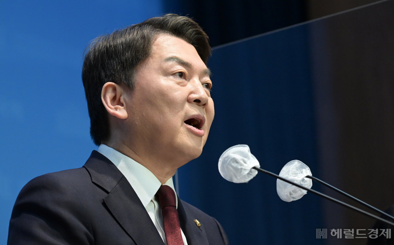국민의힘 안철수 당대표 후보가 3일 서울 여의도 국회 소통관에서 긴급기자회견을 열고 "윤심 팔이를 중단하라"고 주장하고 있다. 이상섭 기자