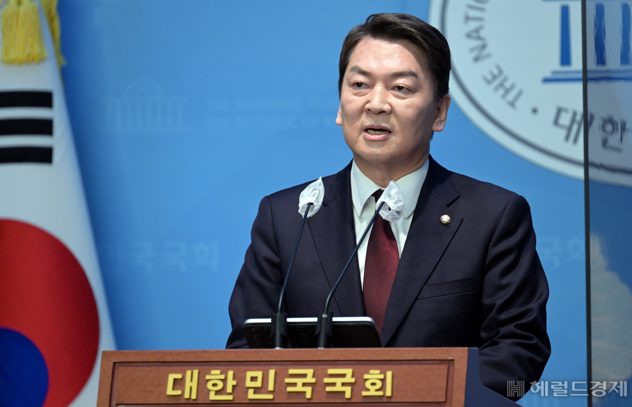 국민의힘 안철수 당대표 후보가 3일 서울 여의도 국회 소통관에서 긴급기자회견을 열고 "윤심 팔이를 중단하라"고 주장하고 있다. 이상섭 기자