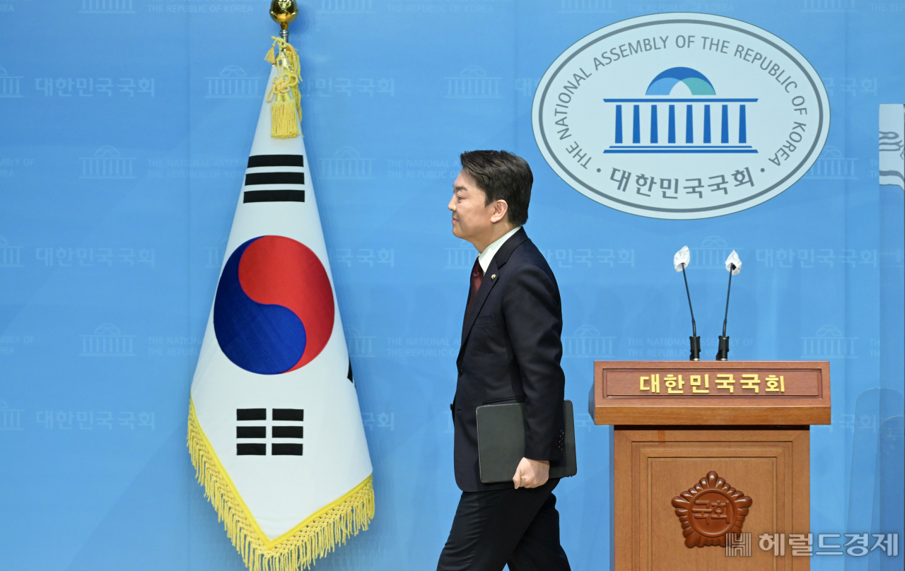국민의힘 안철수 당대표 후보가 3일 서울 여의도 국회 소통관에서 긴급기자회견을 마치고 회견장을 나서고 있다. 이상섭 기자