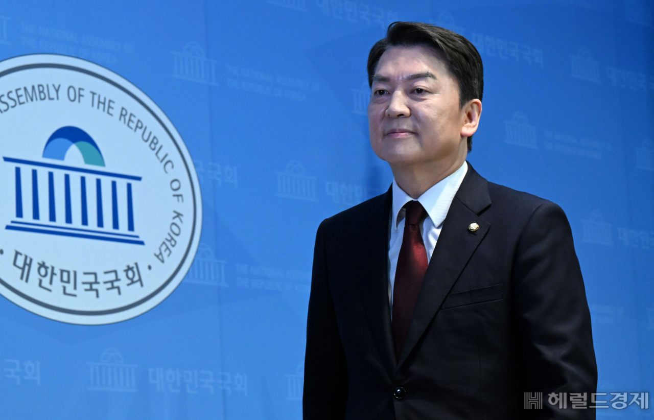 국민의힘 안철수 당대표 후보가 3일 서울 여의도 국회 소통관에서 긴급기자회견을 마치고 회견장을 나서고 있다. 이상섭 기자