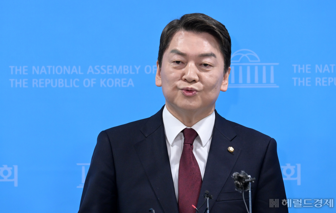 국민의힘 안철수 당대표 후보가 3일 서울 여의도 국회 소통관에서 긴급기자회견을 마치고 기자들의 질문에 답하고 있다. 이상섭 기자