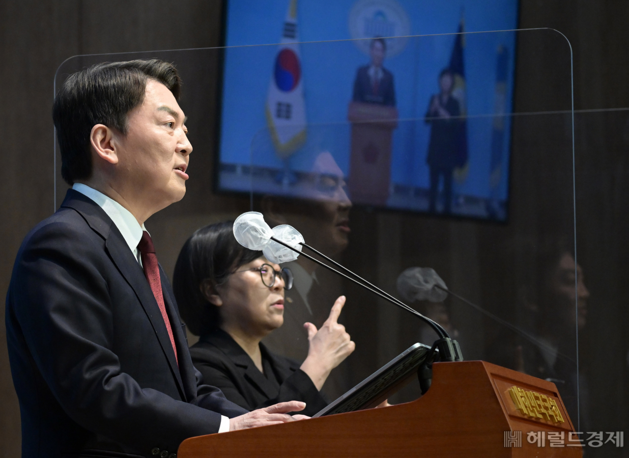안철수 국민의힘 당대표 후보가 3일 서울 여의도 국회 소통관에서 긴급기자회견을 열고 있다.
