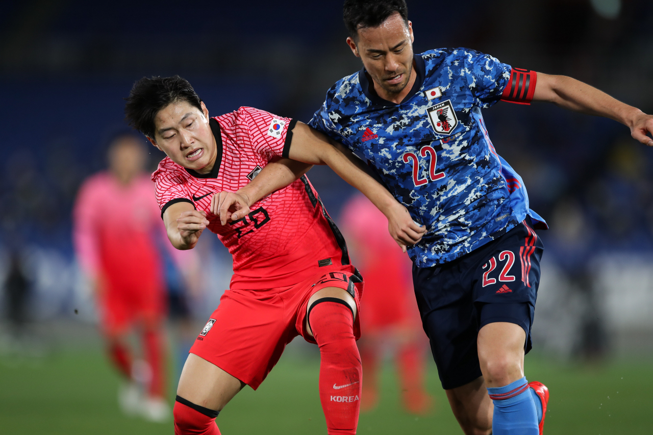 2121년 3월 25일 일본 가나가와현 요코하마시 닛산스타디움에서 열린 통산 80번째 축구 한일전에 출전한 이강인이 요시다 마야와 공을 다투고 있다. [연합]