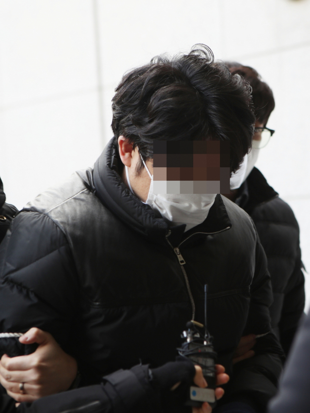음주운전을 하다가 오토바이 배달원을 치어 숨지게 하고 달아난 혐의를 받는 40대 의사 A씨가 지난달 21일 구속 전 피의자 심문(영장실질심사)을 받기 위해 인천시 미추홀구 인천지방법원으로 들어서고 있다. [연합]