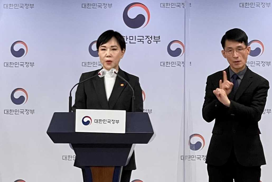 국민권익위원회는 2일 ‘국민권익 보호·청렴한 대한민국 조성’을 모토로 하는 2023년 주요 업무계획을 서면 보고했다고 3일 밝혔다. 전현희 권익위원장이 정부서울청사에서 업무보고 브리핑을 하고 있다. [국민권익위원회 제공]