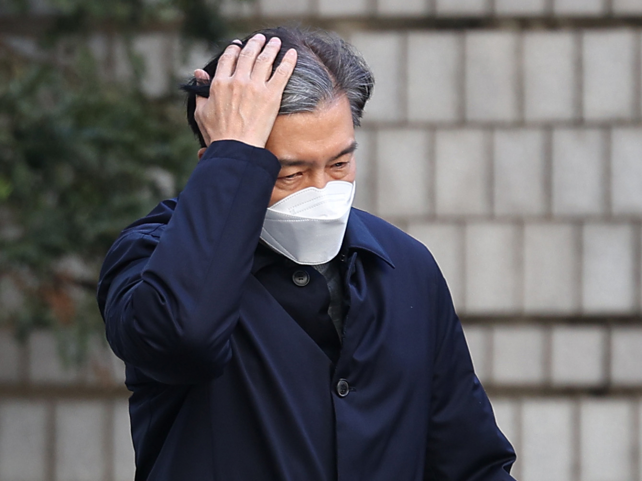 자녀 입시 비리와 감찰 무마 혐의로 기소된 조국 전 법무부 장관이 3일 오후 서울 서초구 서울중앙지법에서 열린 1심 선고공판에 출석하고 있다. [연합]