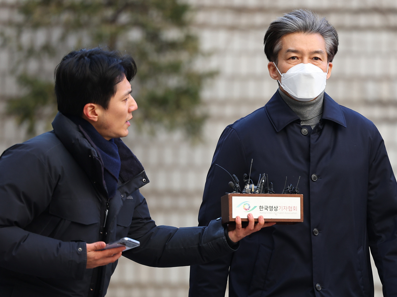 자녀 입시비리와 감찰 무마 혐의로 기소된 조국 전 법무부 장관이 3일 오후 서울 서초구 서울중앙지법에서 열린 1심 선고공판에 출석하고 있다. [연합]