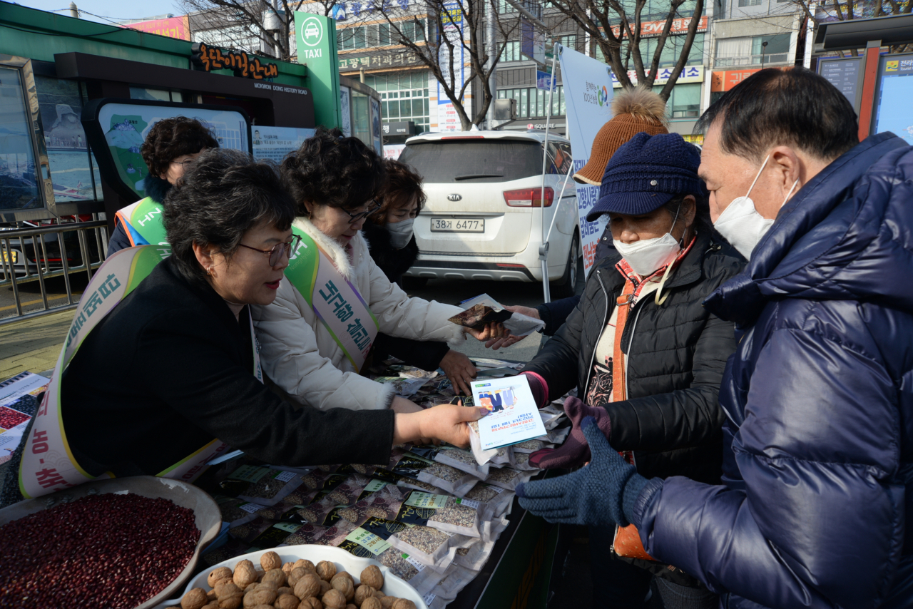전남농협본부가 정월대보름을 맞아 농산물 나눠주는 행사를 가졌다