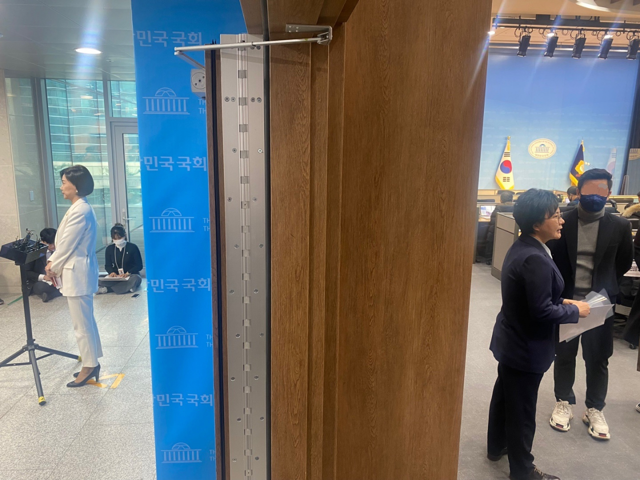 3일 오전 국회 소통관에선 허은아 의원(왼쪽)과 조수진 의원(오른쪽)의 최고위원 출마 기자회견이 잇따라 열렸다. 허 의원이 백브리핑장에서 기자들의 질문을 받고 있는 같은 시각, 조 의원은 소통관 기자회견장에서 허 의원의 백블이 끝나기를 기다렸다. 두 의원은 72년생 동갑내기로 국회 내에선 ‘견원지간’으로 알려져 있다. [홍석희 기자]