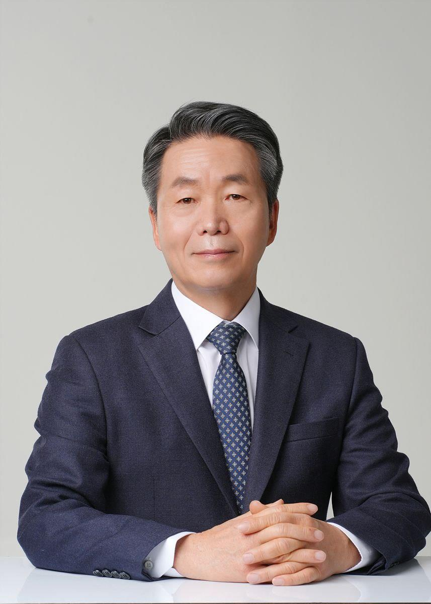 윤석열 대통령은 3일 국가인권위원회 상임위원(차관급)에 김용원 부산항법률사무소 대표변호사를 인선했다고 대통령실이 밝혔다. [연합]