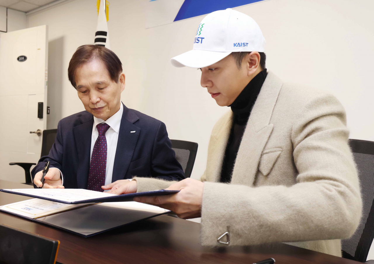 이승기 씨와 이광형 총장이 발전재단 약정서에 서명하고 있다. [KAIST 제공]