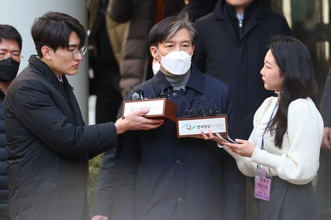 자녀 입시비리와 감찰 무마 혐의로 기소된 조국 전 법무부 장관이 3일 오후 서울 서초구 서울중앙지법에서 열린 1심 선고공판에서 징역 2년을 선고받은 뒤 취재진 질문에 답하고 있다. [연합]
