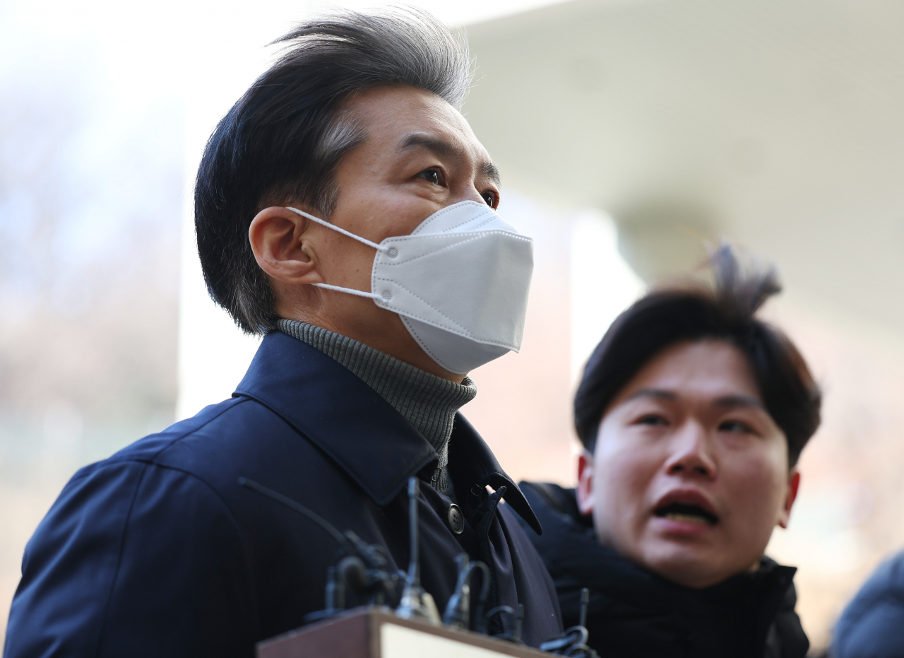 자녀 입시비리와 감찰 무마 혐의로 기소된 조국 전 법무부 장관이 3일 오후 서울 서초구 서울중앙지법에서 열린 1심 선고공판에 출석하고 있다. [연합]