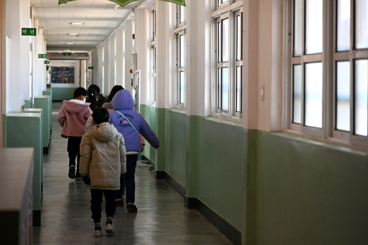 지난 1월 30일 경상북도 포항시 남성초등학교에서 돌봄교실 학생들이 하교하고 있다. 임세준 기자