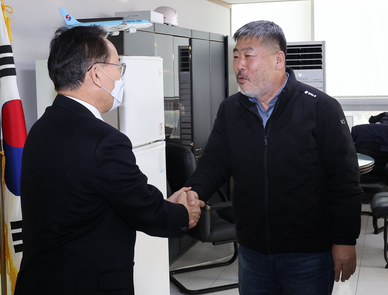김태기 중앙노동위원회 위원장이 3일 오전 서울 여의도 한국노동조합총연맹에서 김동명 한국노총 위원장을 만나 악수하고 있다. [연합]