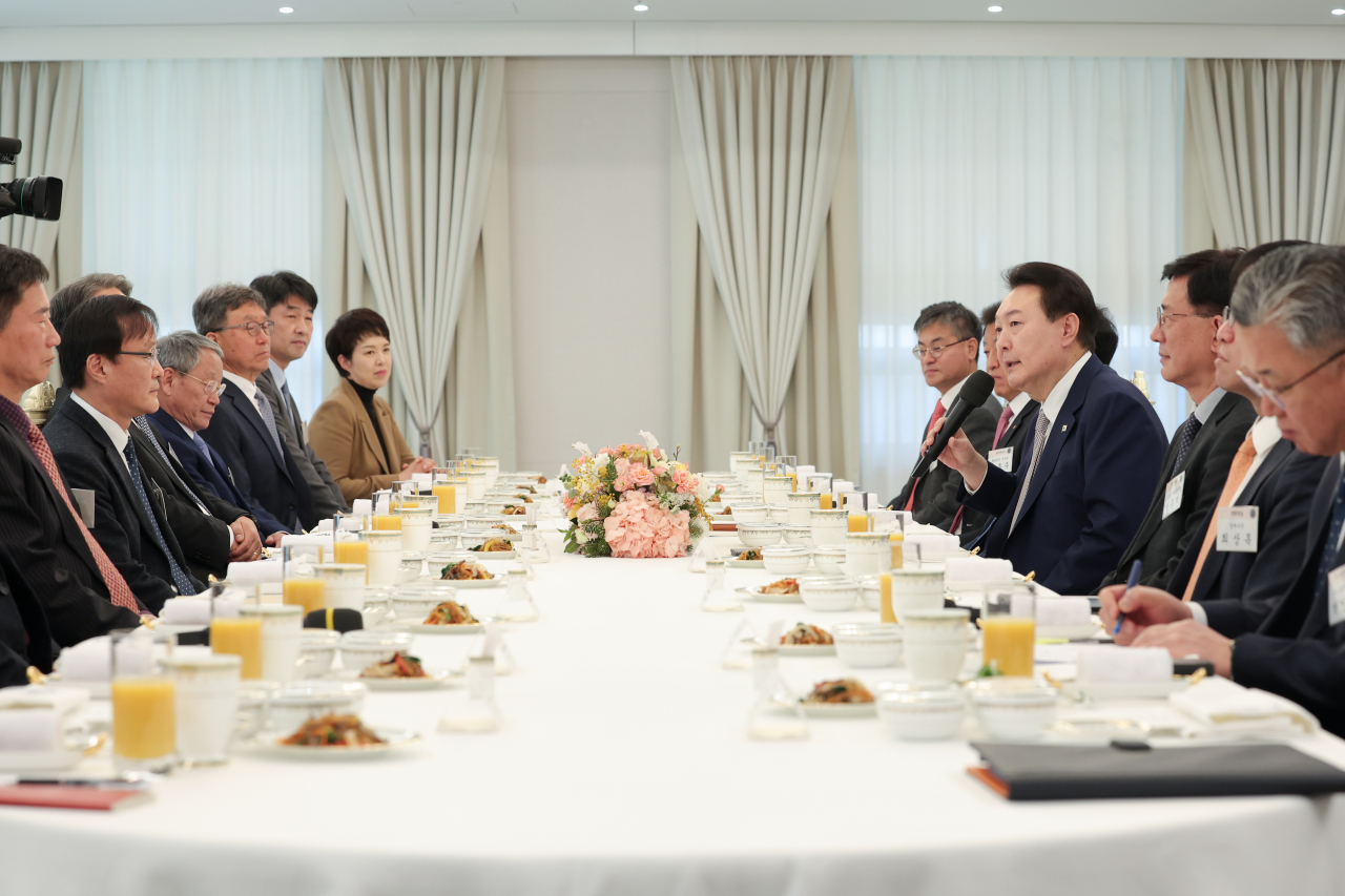 윤석열 대통령이 3일 서울 용산 대통령실 청사에서 열린 아랍에미리트(UAE) 바라카 원자력발전소 관련 기업인 오찬 간담회에서 발언하고 있다. [연합]
