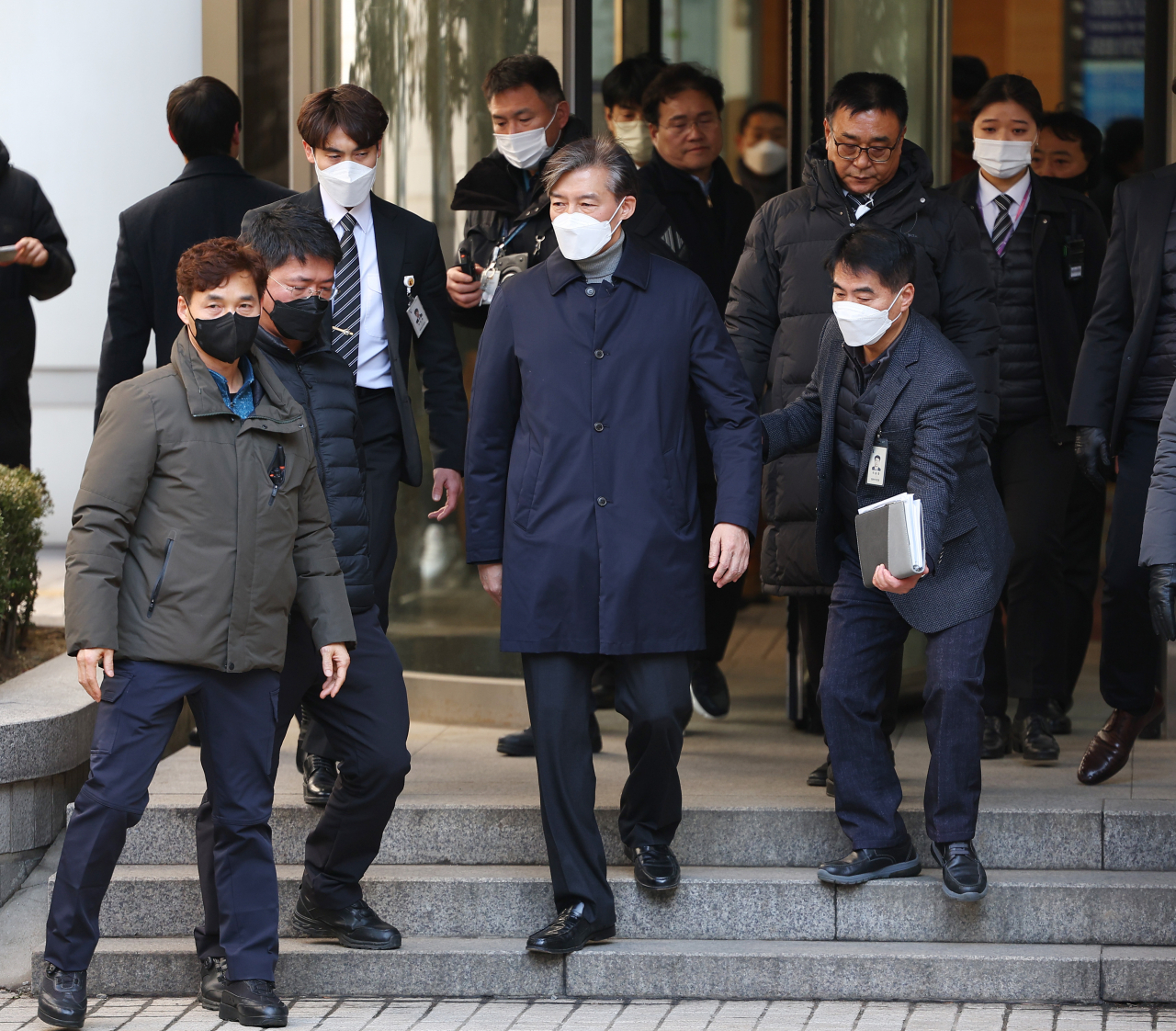 자녀 입시비리와 감찰 무마 혐의로 기소된 조국 전 법무부 장관이 3일 오후 서울 서초구 서울중앙지법에서 열린 1심 선고공판에서 징역 2년을 선고받은 뒤 법원 건물을 나서고 있다. 연합뉴스