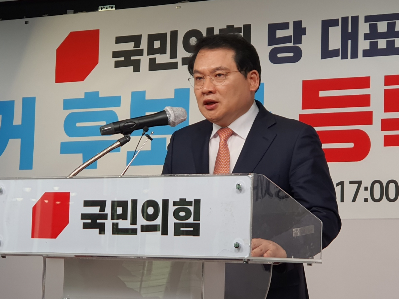 윤석열 대통령 부인 김건희 여사의 팬클럽인 '건희사랑' 회장을 지낸 강신업 변호사가 2일 서울 여의도 국민의힘 중앙당사에서 3·8 전당대회 당 대표 후보로 등록한 뒤 입장을 밝히고 있다. [연합]