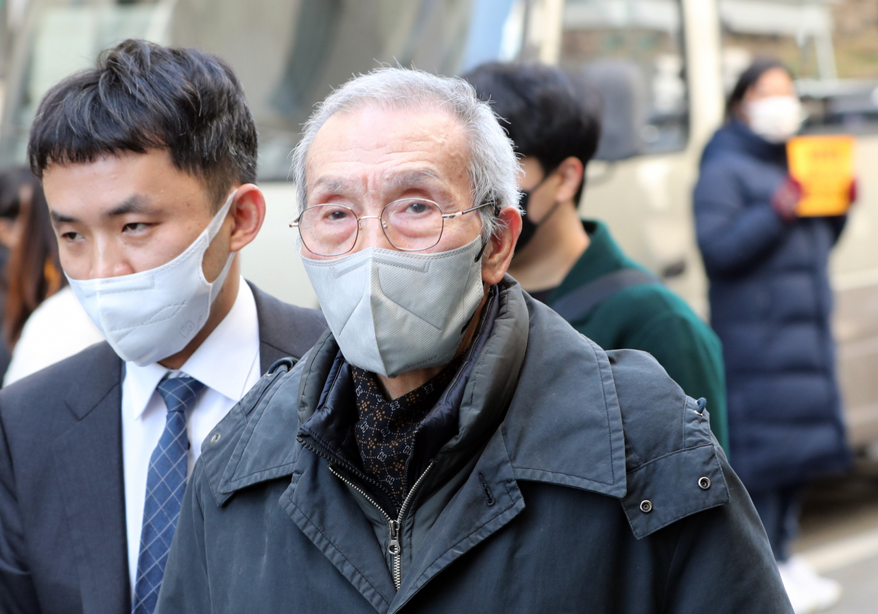 배우 오영수(78)가 3일 오후 경기 성남시 수원지법 성남지원에서 열린 강제추행 혐의 첫 재판을 마친 뒤 청사를 빠져나오고 있다. [연합]